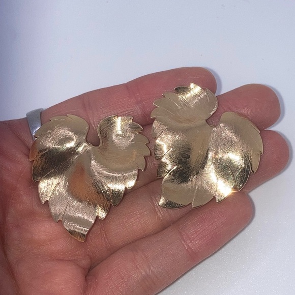 Vtg Tropical Leaf Large Gold Tone Metal Statement Earrings - Clip on - 1.8” - Picture 5 of 6